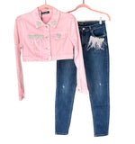 Giacca e jeans con dettaglio strass e piume