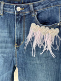 Giacca e jeans con dettaglio strass e piume
