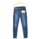 Giacca e jeans con dettaglio strass e piume